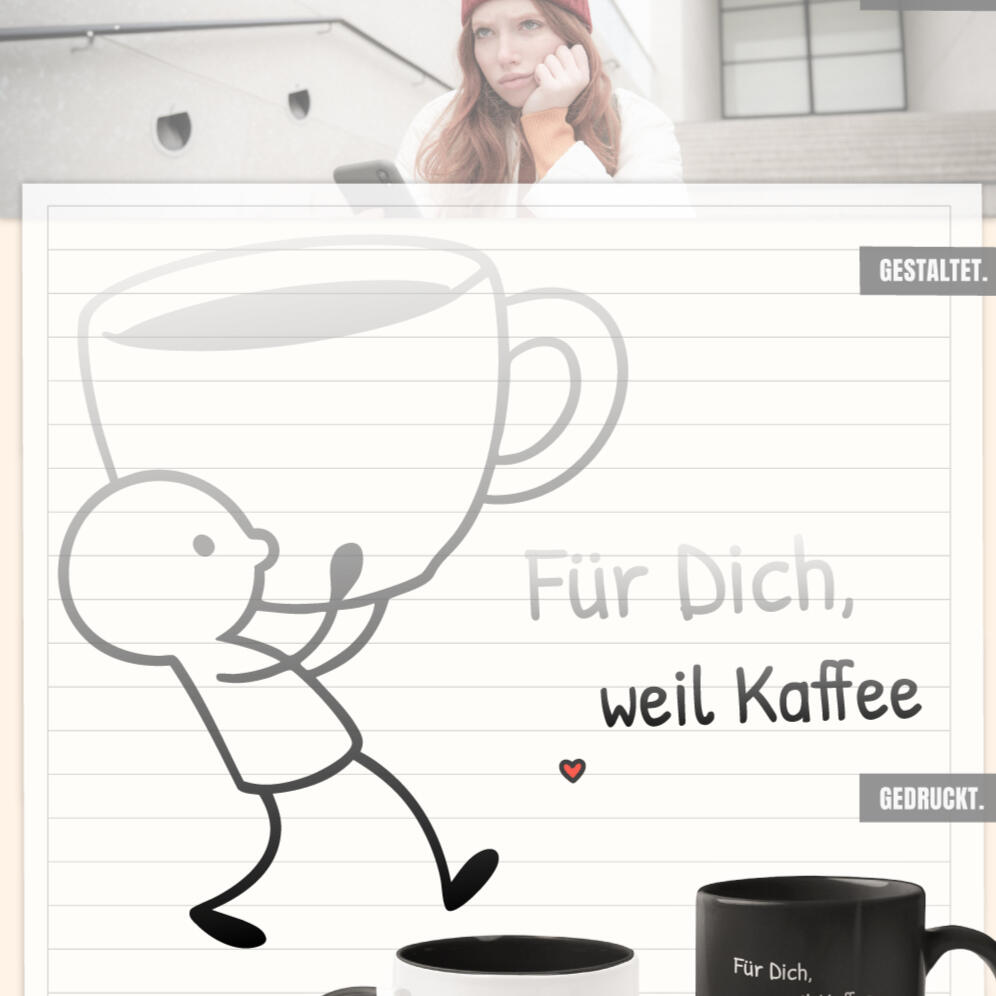 Collage aus drei Schritten: eine zögerliche, unsichere Alltagsszene, ein gestalteter Entwurf mit Figur und Spruch „Für Dich, weil Kaffee.", darunter zwei fertige Tassen in Weiß und Schwarz.
