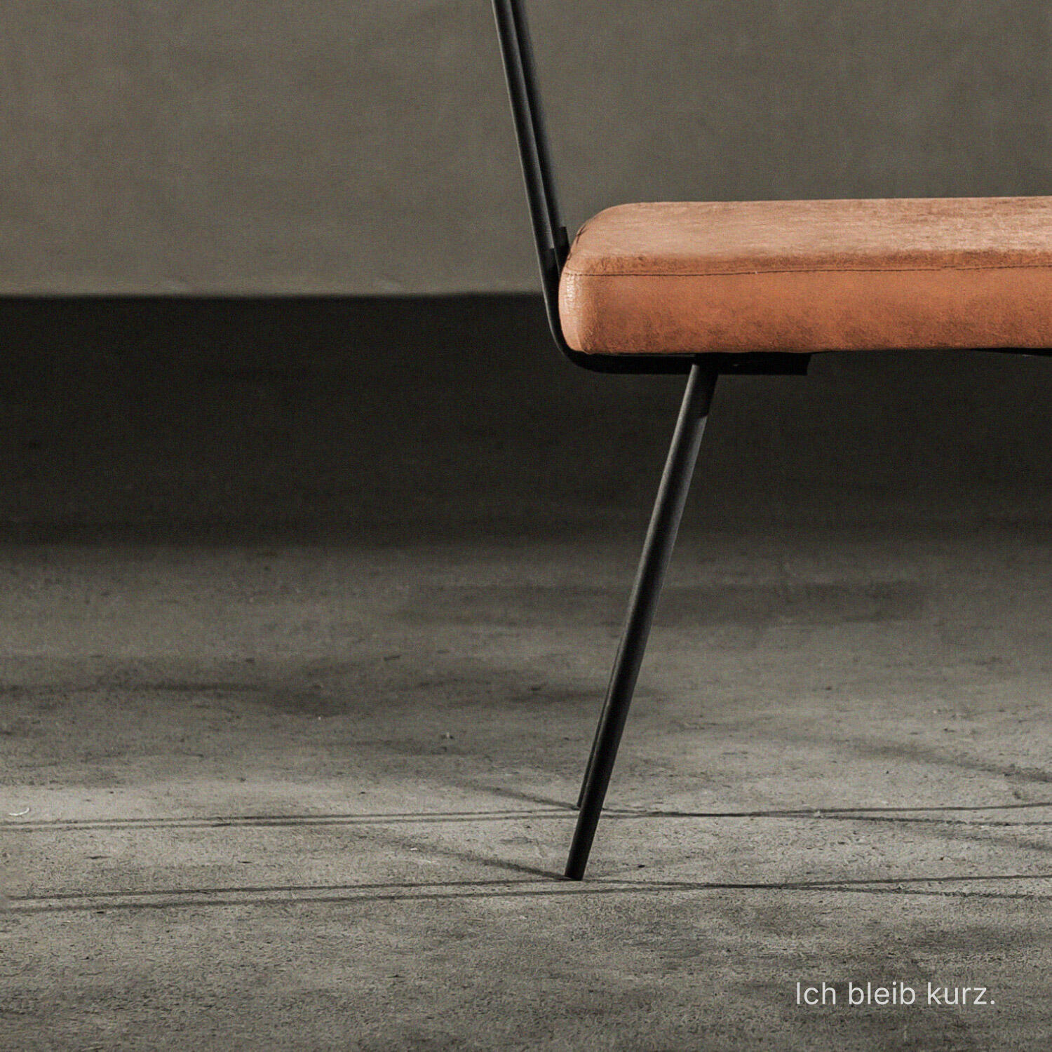 Fotografische Szene mit ruhiger Stimmung und dem Text „Ich bleib kurz.“, minimalistisch ins Bild gesetzt.